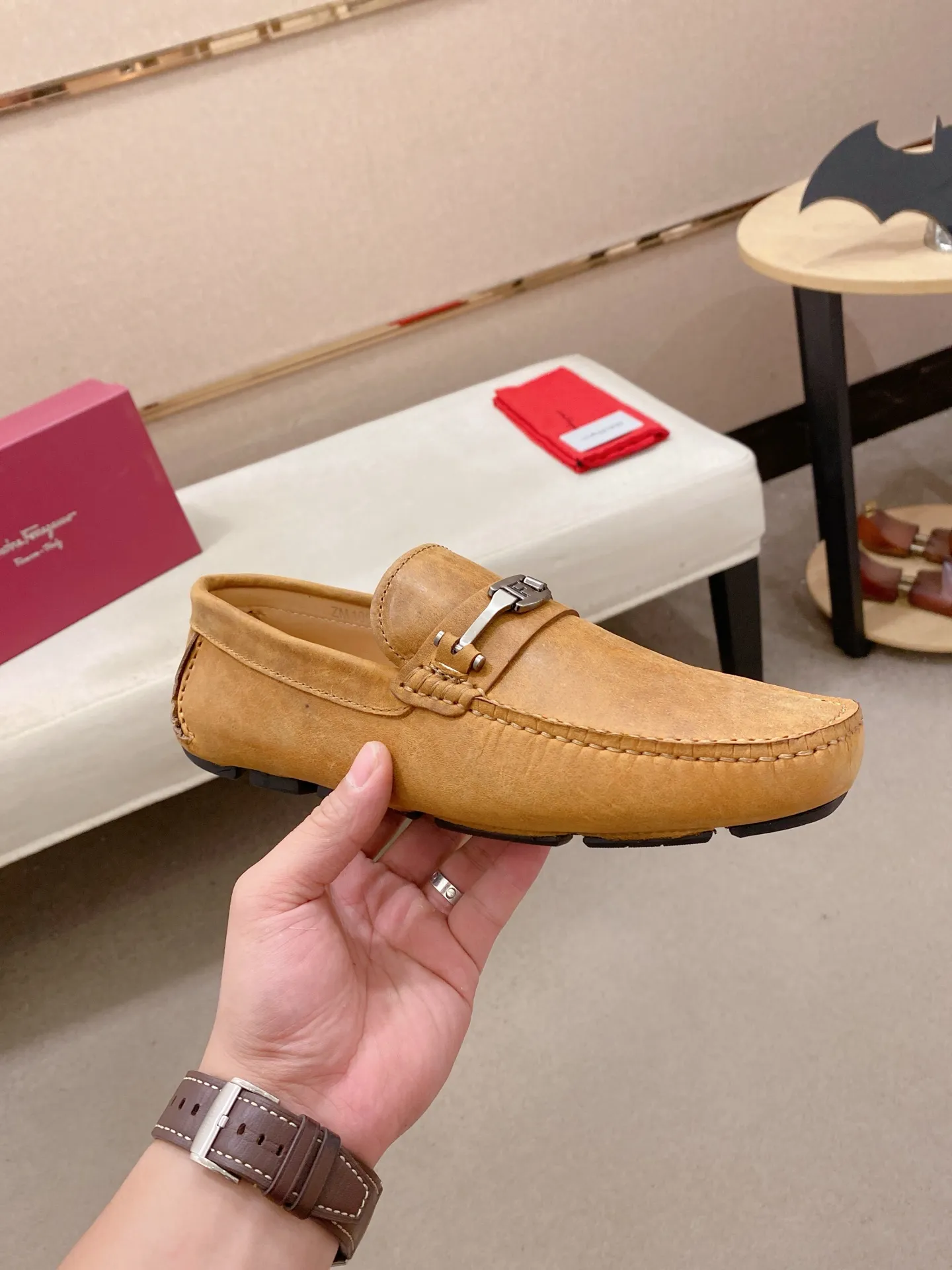Factory price: 540💰High-end quality! Ferragamo🆕🆕Exclusive hot-selling products in stock🔥🔥New products on the shelves, high-quality Ferragamo men's pea shoes, high-end casual driving shoes, with complete packaging! 💪 💪 Material: imported first-layer cowhide 🐂 + imported high-quality water-dyed cowhide lining + wear-resistant outsole 👍🏻👍🏻 Features: high-end and comfortable, purely handmade 🚀 🚀 Create the perfect shoe that suits you best 🔥 🔥 Size: (38-44) 45 standard size can be customized!